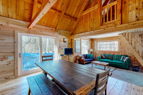 Cozy woodsy Cabin w/ a Deck, Firepit, Gas Grill, Free WiFi, & Full Kitchen