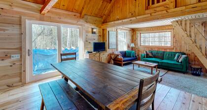 Cozy woodsy Cabin w/ a Deck, Firepit, Gas Grill, Free WiFi, & Full Kitchen