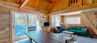 Cozy woodsy Cabin w/ a Deck, Firepit, Gas Grill, Free WiFi, & Full Kitchen