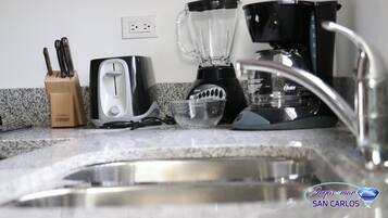 Réfrigérateur, micro-ondes, cafetiÚre/bouilloire, grille-pain