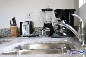 Réfrigérateur, four à micro-ondes, cafetiÚre-théiÚre, grille-pain