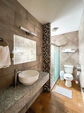 Douche, serviettes fournies, savon, shampooing
