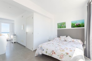 Een strijkplank/strijkijzer, reisbedje, gratis wifi, beddengoed