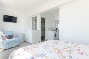 Een strijkplank/strijkijzer, reisbedje, gratis wifi, beddengoed