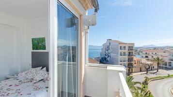 Tabla de planchar con plancha, cuna de viaje, wifi gratis y ropa de cama