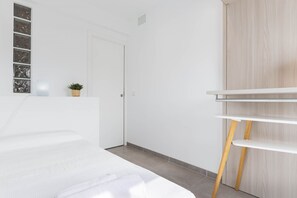 2 bedrooms, iron/ironing board, travel cot, free WiFi