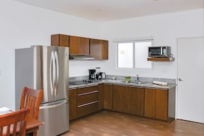 Refrigerador, microondas, placa de cocina, cafetera/tetera