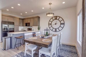 Dining - The Vue #25 | Luxury Poolside Townhouse (Saint George)