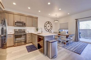 Coffee/tea maker, fridge, microwave, oven