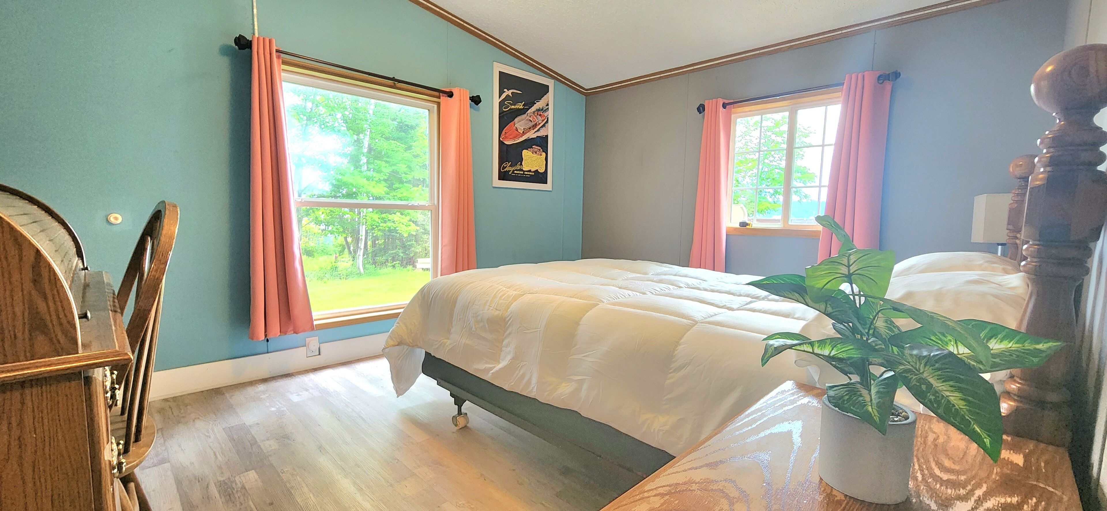 3 slaapkamers, een bureau, een strijkplank/strijkijzer, reisbedje