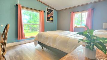 3 slaapkamers, een bureau, een strijkplank/strijkijzer, reisbedje