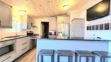 Kylskåp, mikrovågsugn, ugn och spishäll