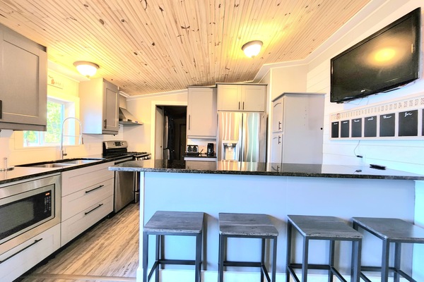 Frigorifero, microonde, forno, piano cottura