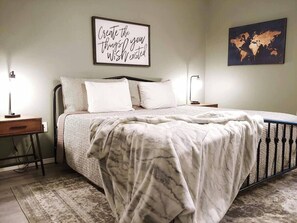 3 bedrooms, travel cot, WiFi, bed sheets - The Cliffside - Renovated & Cozy - Branson Retreat (Branson)