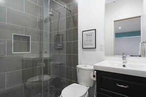 Combined shower/bathtub, hair dryer, towels, soap