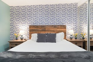 3 bedrooms, desk, iron/ironing board, travel crib