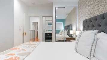 2 soverom, skrivebord, strykejern/-brett og reiseseng for barn