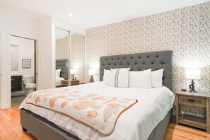 2 makuuhuonetta, työpöytä, silitysrauta/-lauta, vauvan matkasänky