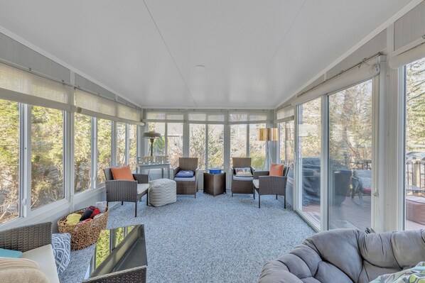 Smart TV, fireplace - Clever Fox is on Big Lake waterfront to Enjoy! (Grass Lake Charter Township)