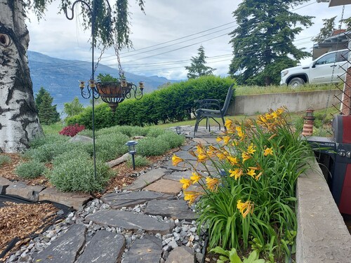 Pixie Bay Cottage - Peaceful Semi-Lakeshore Retreat Near Wineries & Beaches