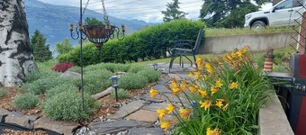 Pixie Bay Cottage - Peaceful Semi-Lakeshore Retreat Near Wineries & Beaches