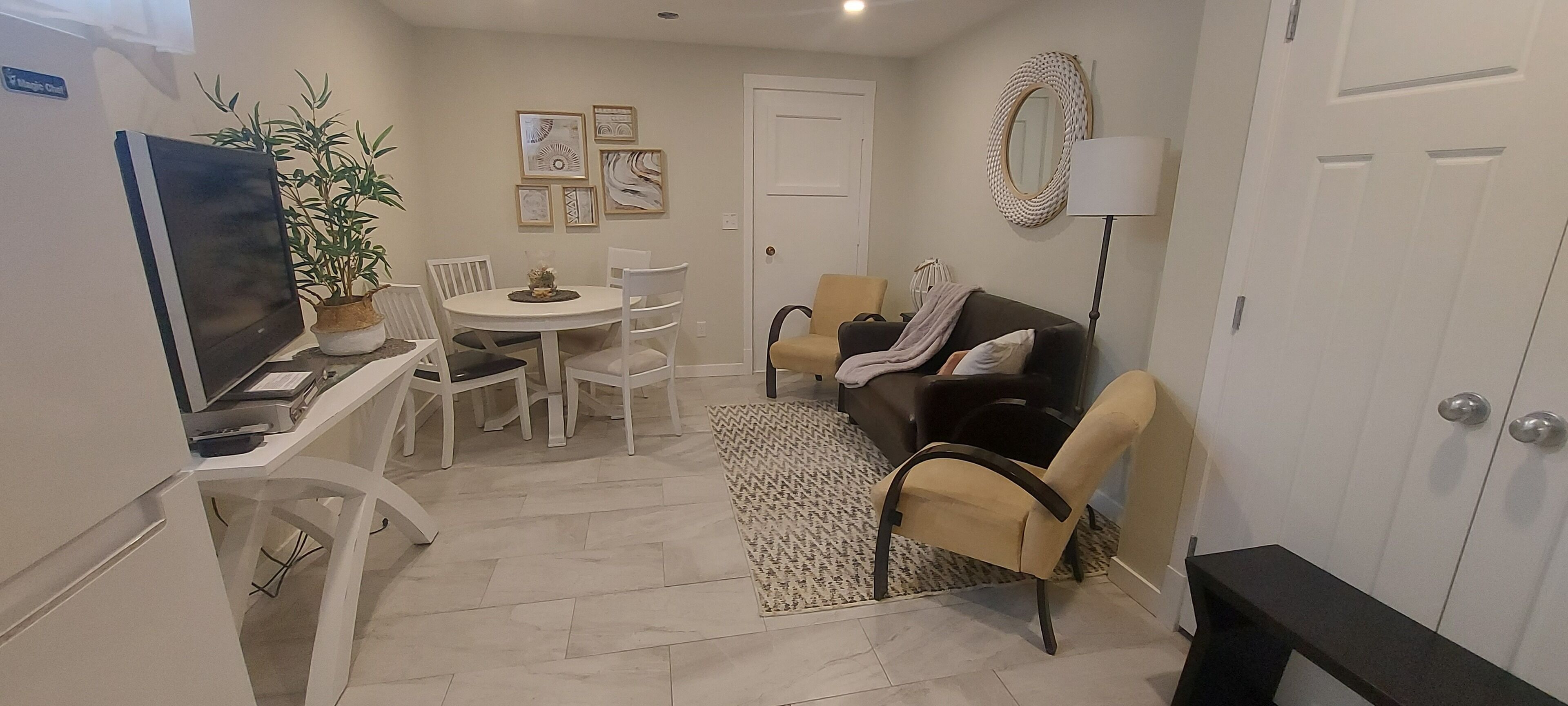 Télévision, lecteur de DVD, livres, vidéothèque