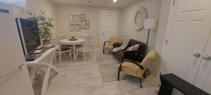 Télévision, lecteur de DVD, livres, vidéothèque