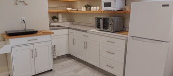 Pixie Bay Cottage - Peaceful Semi-Lakeshore Retreat Near Wineries & Beaches