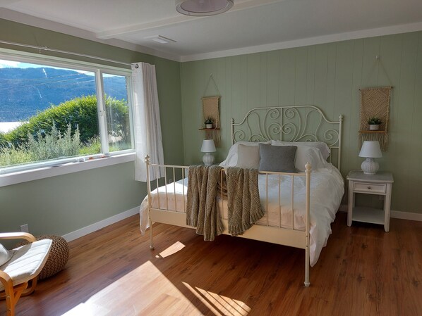 2 makuuhuonetta, memory foam -patjalliset sängyt, työpöytä