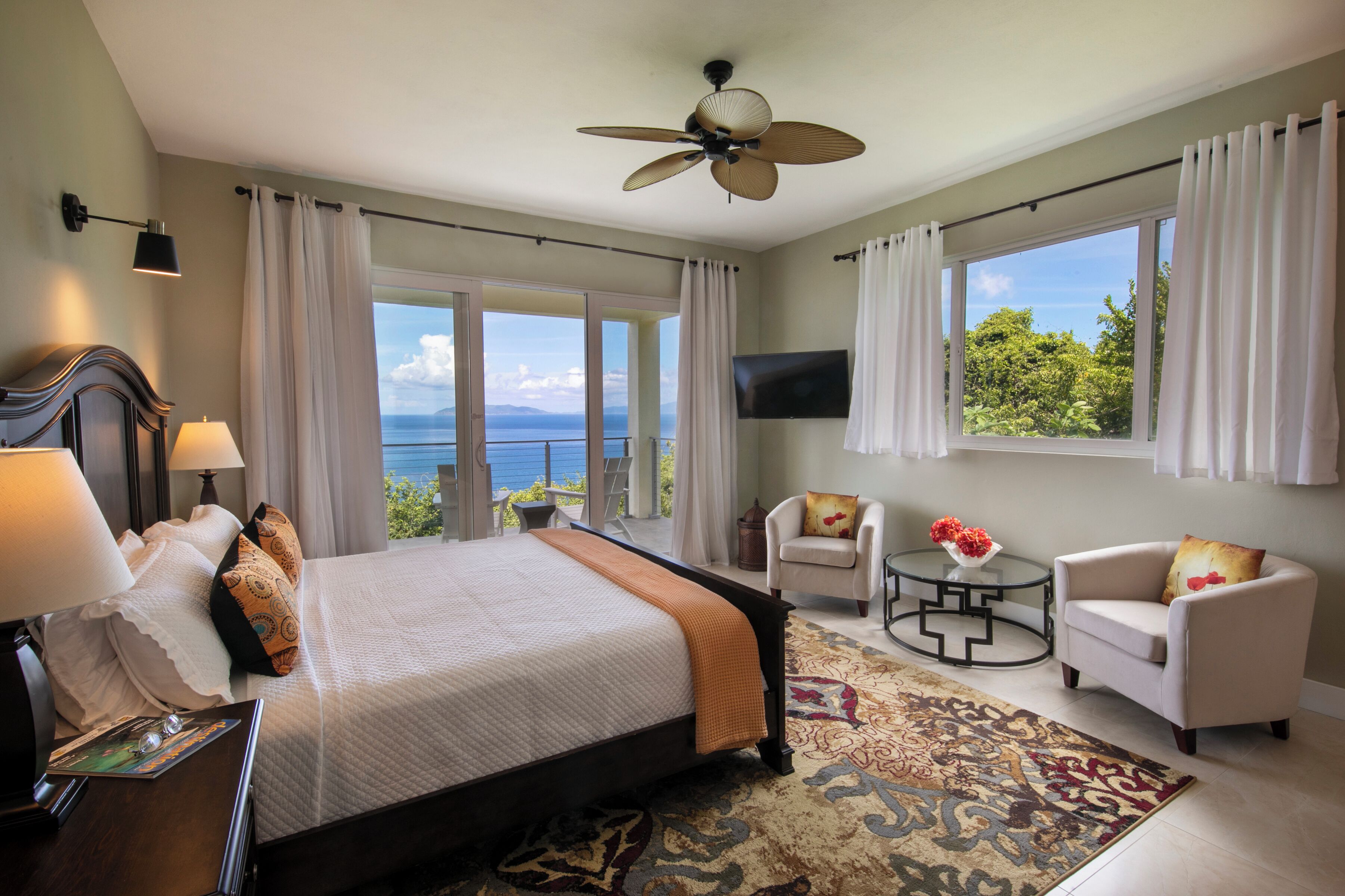 4 sovrum, värdeförvaringsskåp på rummet och skrivbord