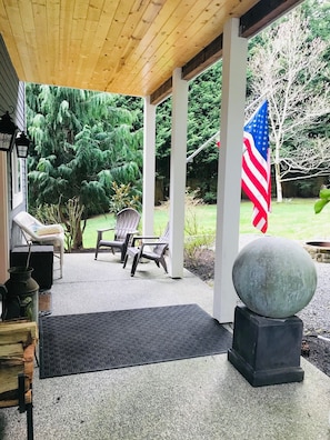 Terrace/patio - Minutes to HUNDREDS of wine tasting rooms/wineries! (WOODINVILLE)