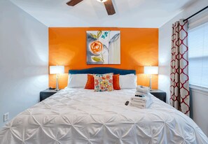 2 habitaciones, escritorio y tabla de planchar con plancha