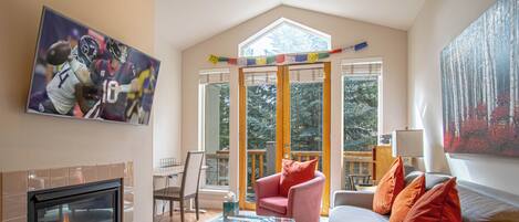 Televisión y chimenea