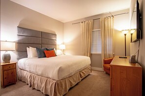 3 bedrooms, desk, iron/ironing board, free WiFi - SnowStar Hideaway - Hot Tub, Gym, Walk to Ski Lift (Ketchum)