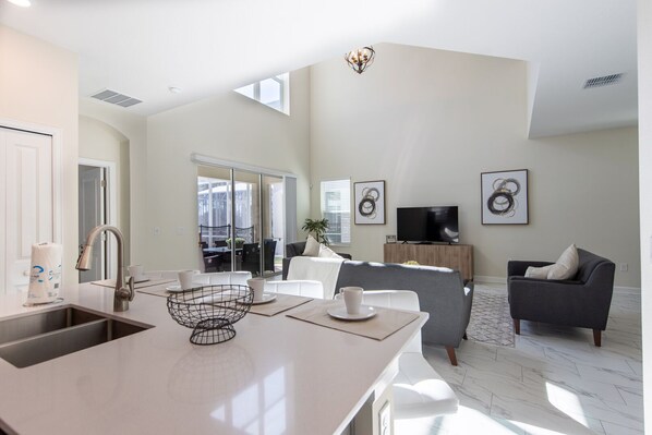 TV - 631DSD: Check me out! Amazing Getaway - Your Home Away from Home!! (Davenport)