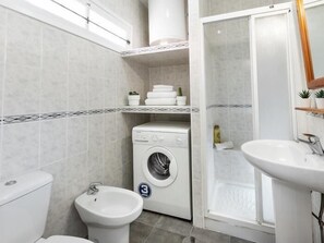 Badewanne, Haartrockner, Handtücher, Toilettenpapier