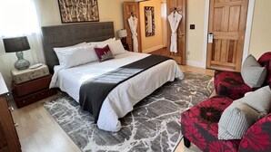 1 bedroom, memory-foam beds, iron/ironing board, free WiFi - Mt. Marathon Room at Bell In the Woods B&B (King/2nd Floor) Max 2ppl (Seward)