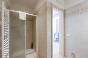 Regadera, secadora de cabello, bidet, toallas 