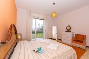 4 chambres, fer et planche à repasser, accès au Wi-Fi (inclus)