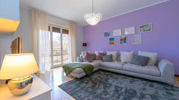 Flachbildfernseher, Bücher, Stereoanlage