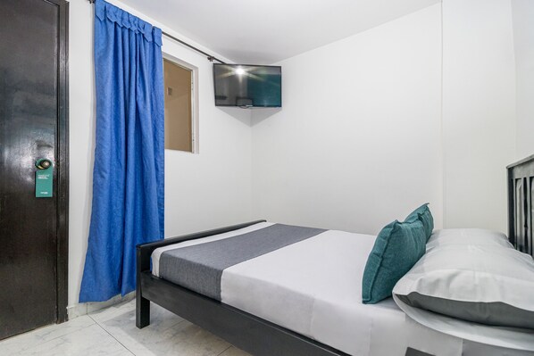 Standard Double Room | Hypo-allergenic bedding, free WiFi, bed sheets - Hotel Ayenda Los Tres Pinos (Bogotá)
