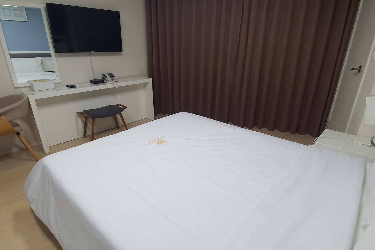 Residence Double | Blackout drapes, soundproofing, iron/ironing board, free WiFi