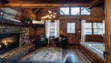 Smart TV, chimenea y libros