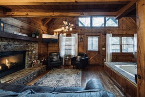 Smart TV, chimenea y libros 