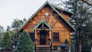 A wooden cabin with a steeply pitched roof, a front porch, and a mailbox. - Bear Cavern *Minutes to Main Pigeon Forge Pkwy* (Pigeon Forge)