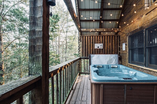 Outdoor spa tub