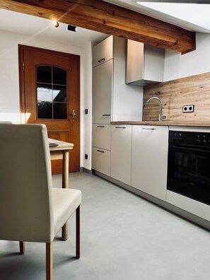 Fridge, oven, stovetop - Appartement -2- , Balkon, Küche, 1 Wohn-/schlafzimmer, max 2 Pers, Wlan (Ruhpolding)