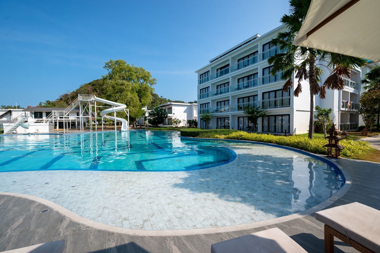 2 piscines extérieures, cabanons gratuits, parasols de plage
