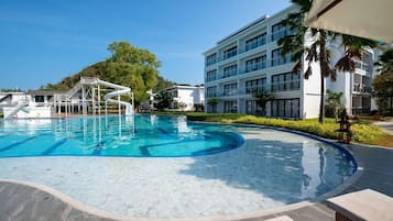 2 piscines extérieures, cabanons gratuits, parasols de plage