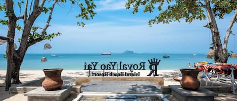 Plage, sable blanc, navette pour la plage, chaises longues